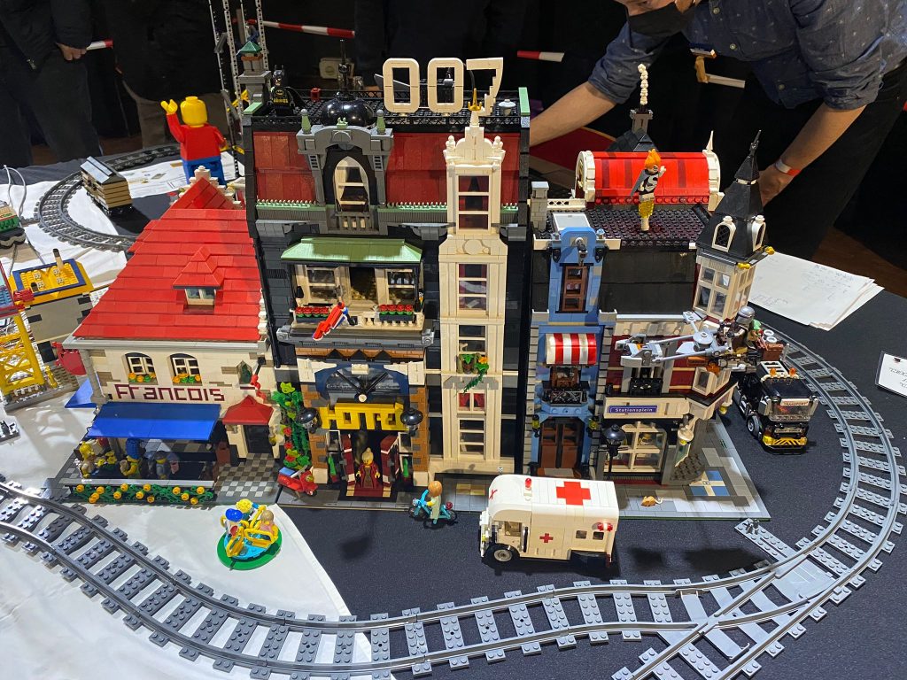 Bricktopia 2021: 007 hotel on automated LEGO train layout