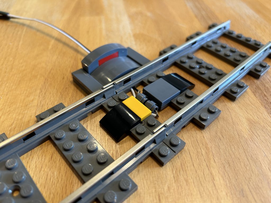Reed sensor for LEGO trains