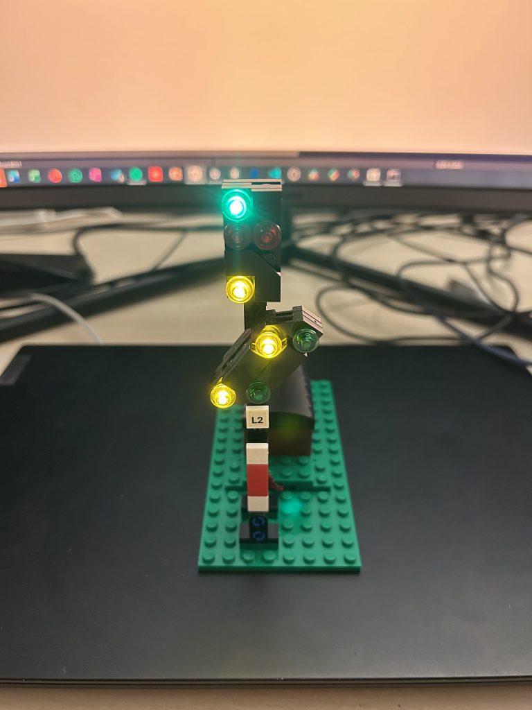 Light signal with co-located distant signal